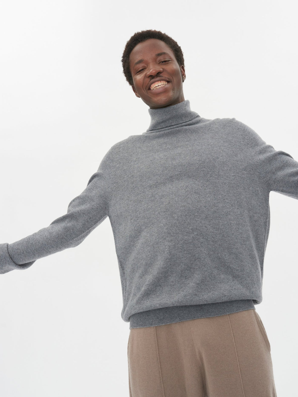 Essential Turtleneck Cashmere Sweater — Gray