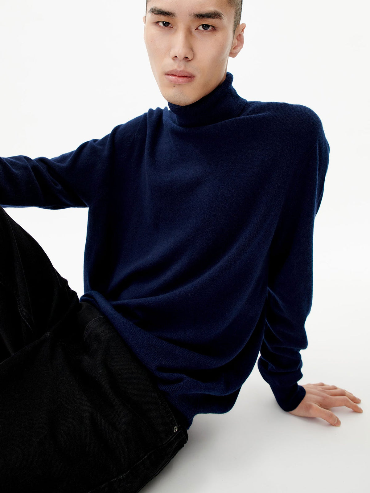 Essential Turtleneck Cashmere Sweater — Navy Blue