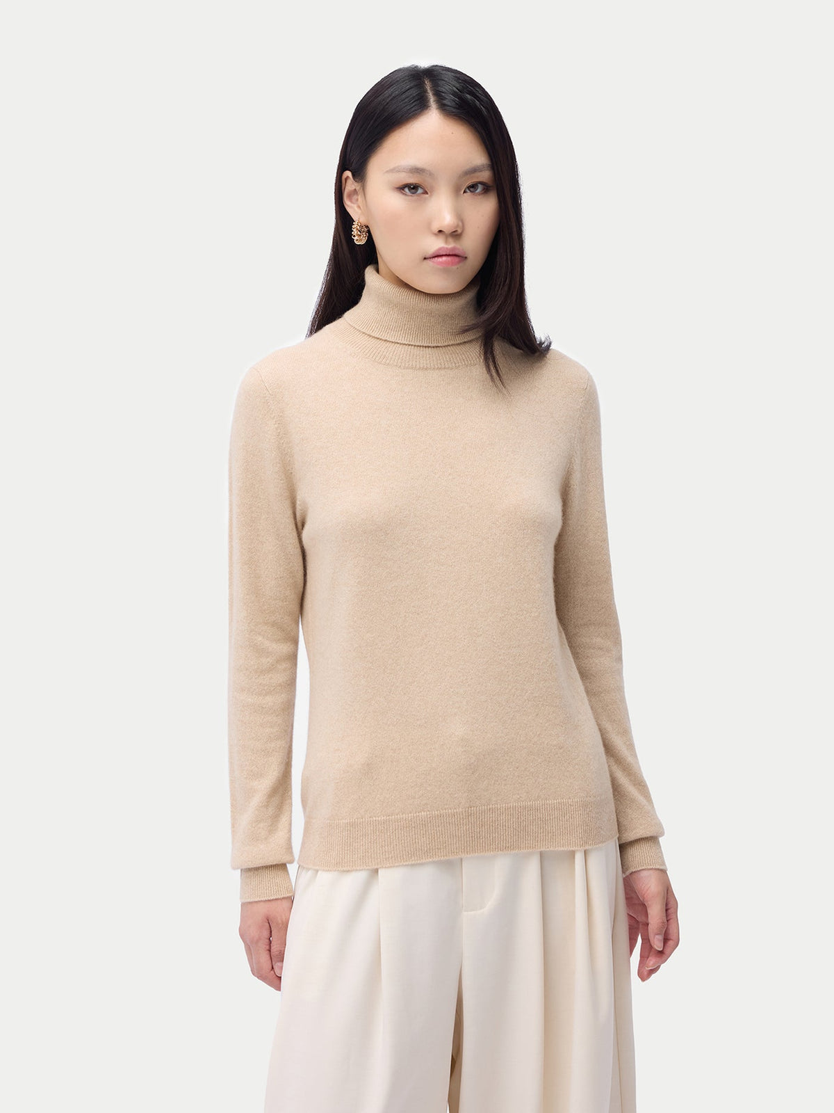 Essential Cashmere Turtleneck Sweater — Beige