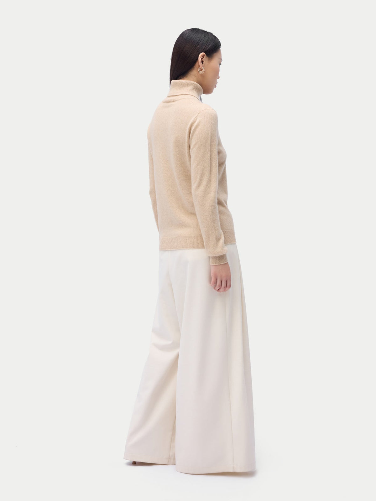 Essential Cashmere Turtleneck Sweater — Beige