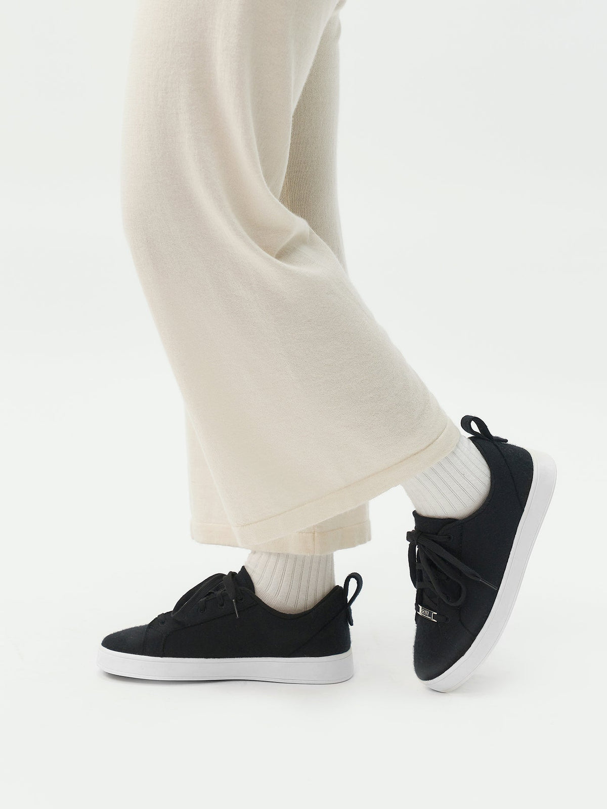 Cashmere Low Ankle Sneakers — Black