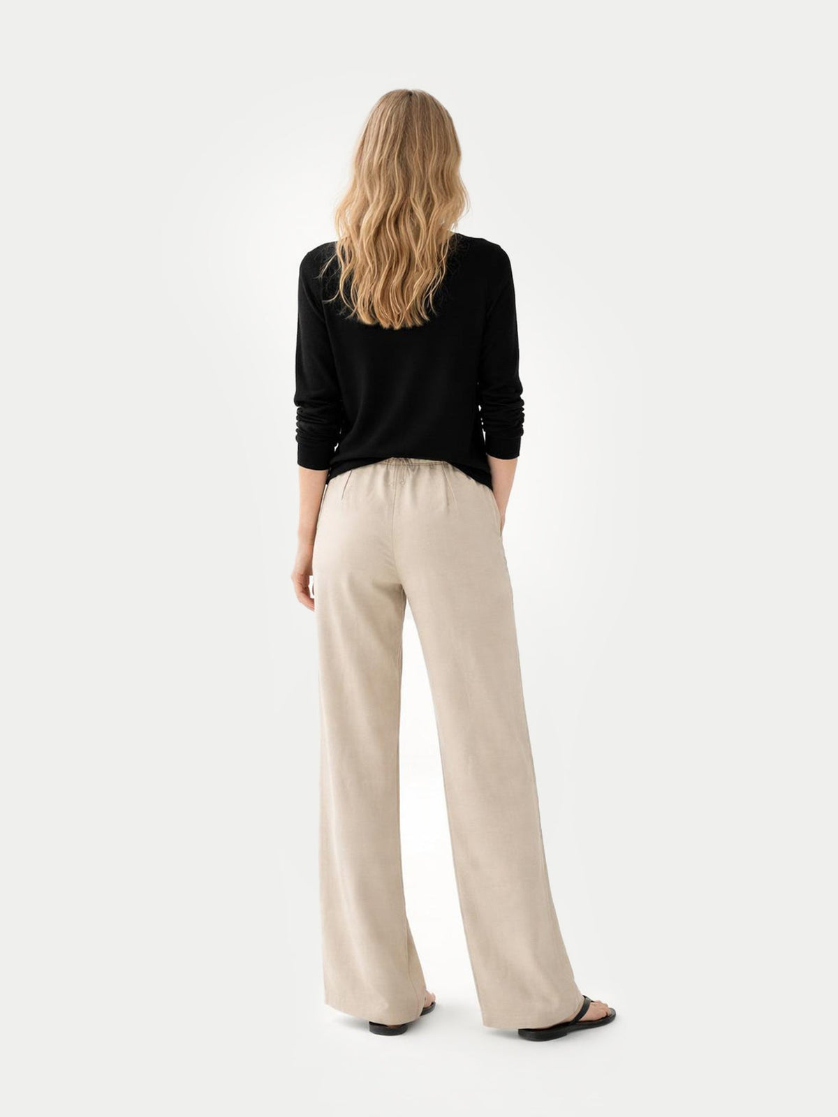 Essential Cashmere V-neck Sweater — Black