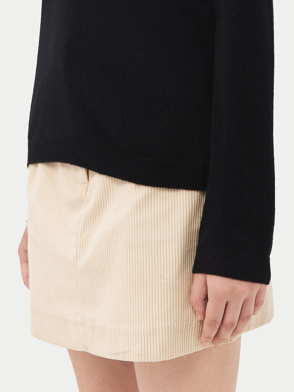 Essential Cashmere V-neck Sweater — Black