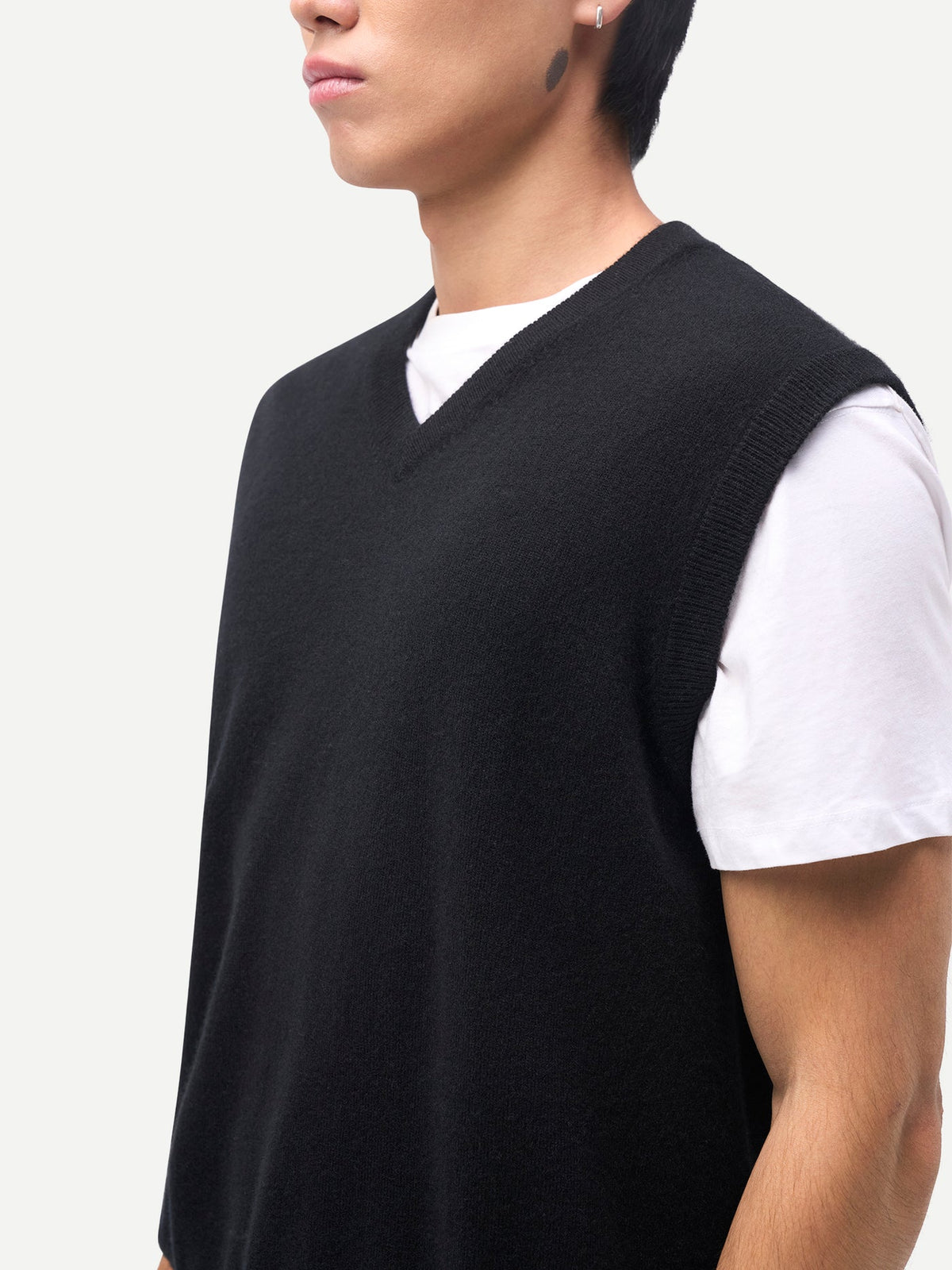 Timeless V-neck Cashmere Vest — Black