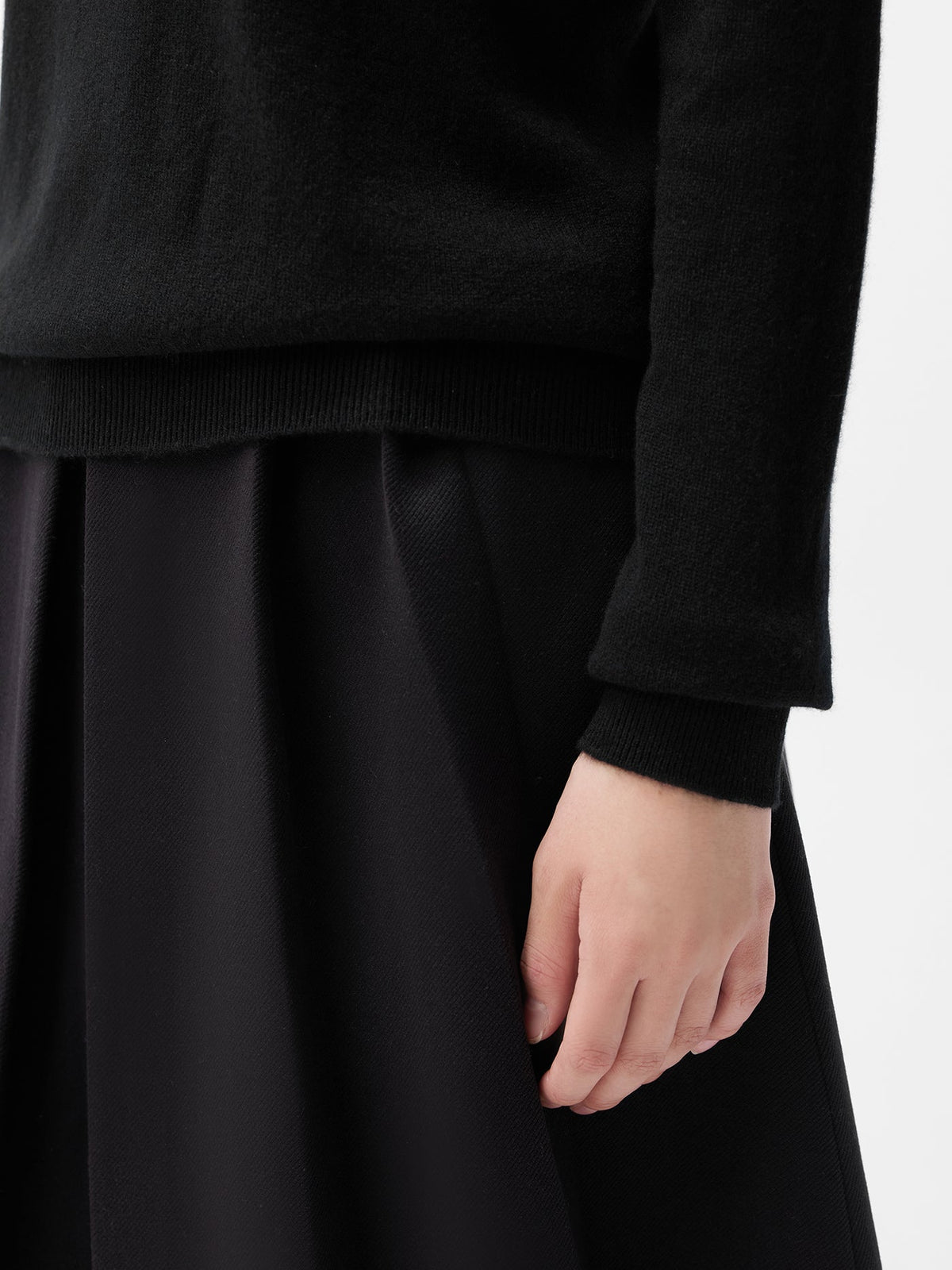 Essential Cashmere Turtleneck Sweater — Black