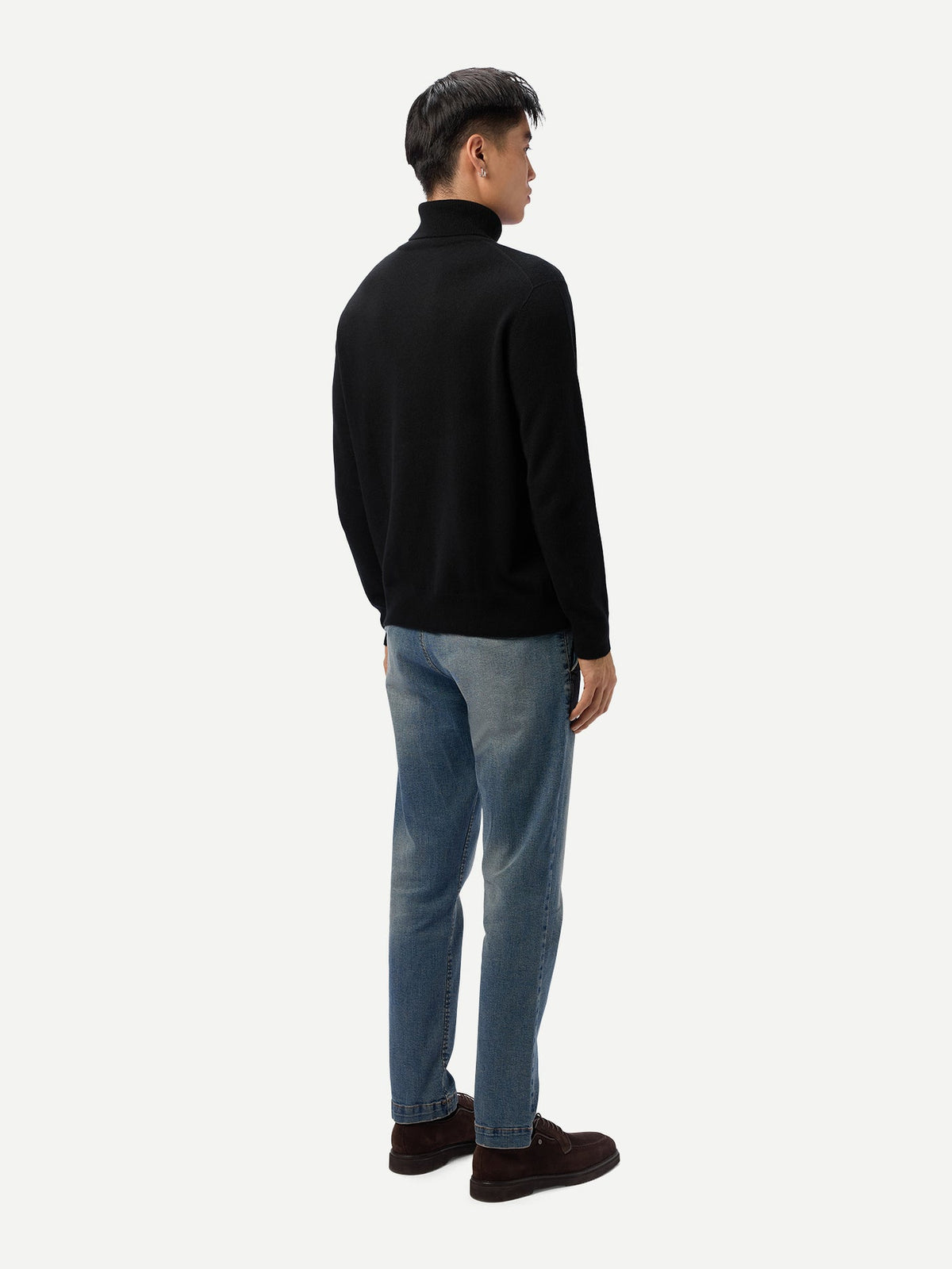 Timeless Turtleneck Cashmere Sweater — Black