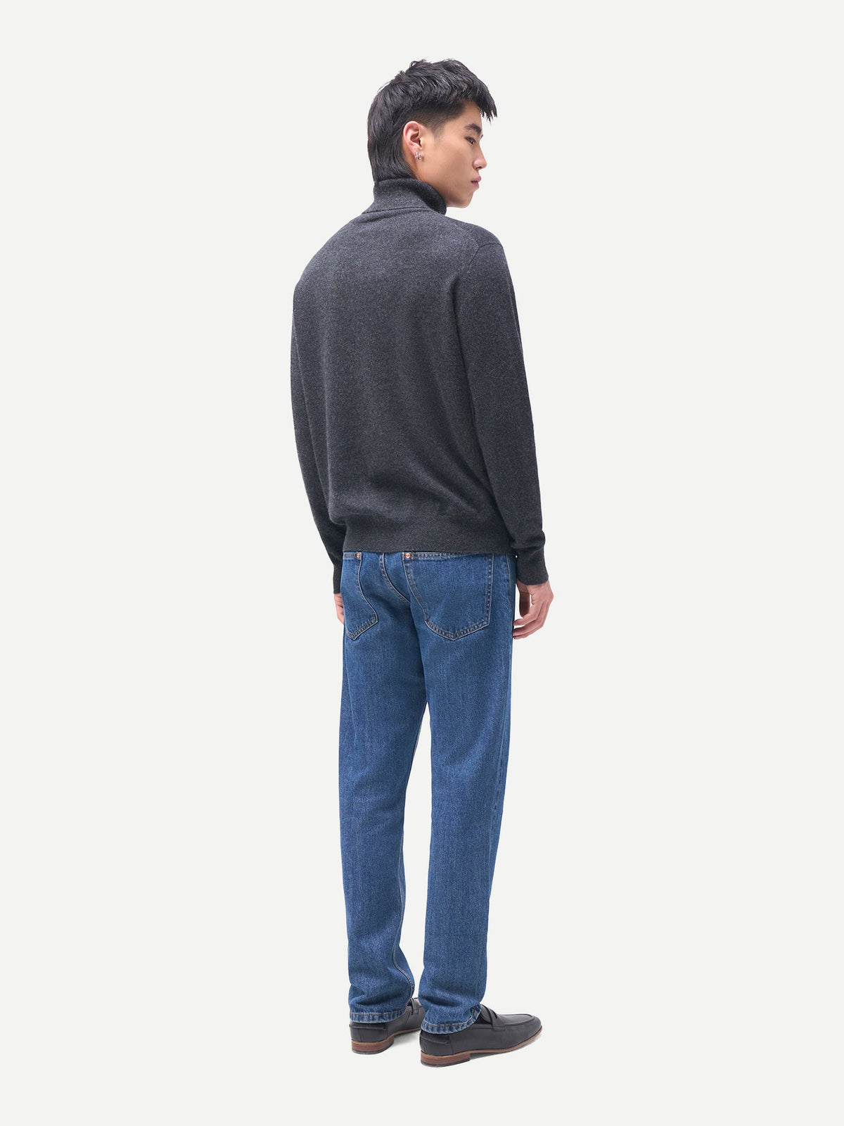 Essential Turtleneck Cashmere Sweater — Charcoal