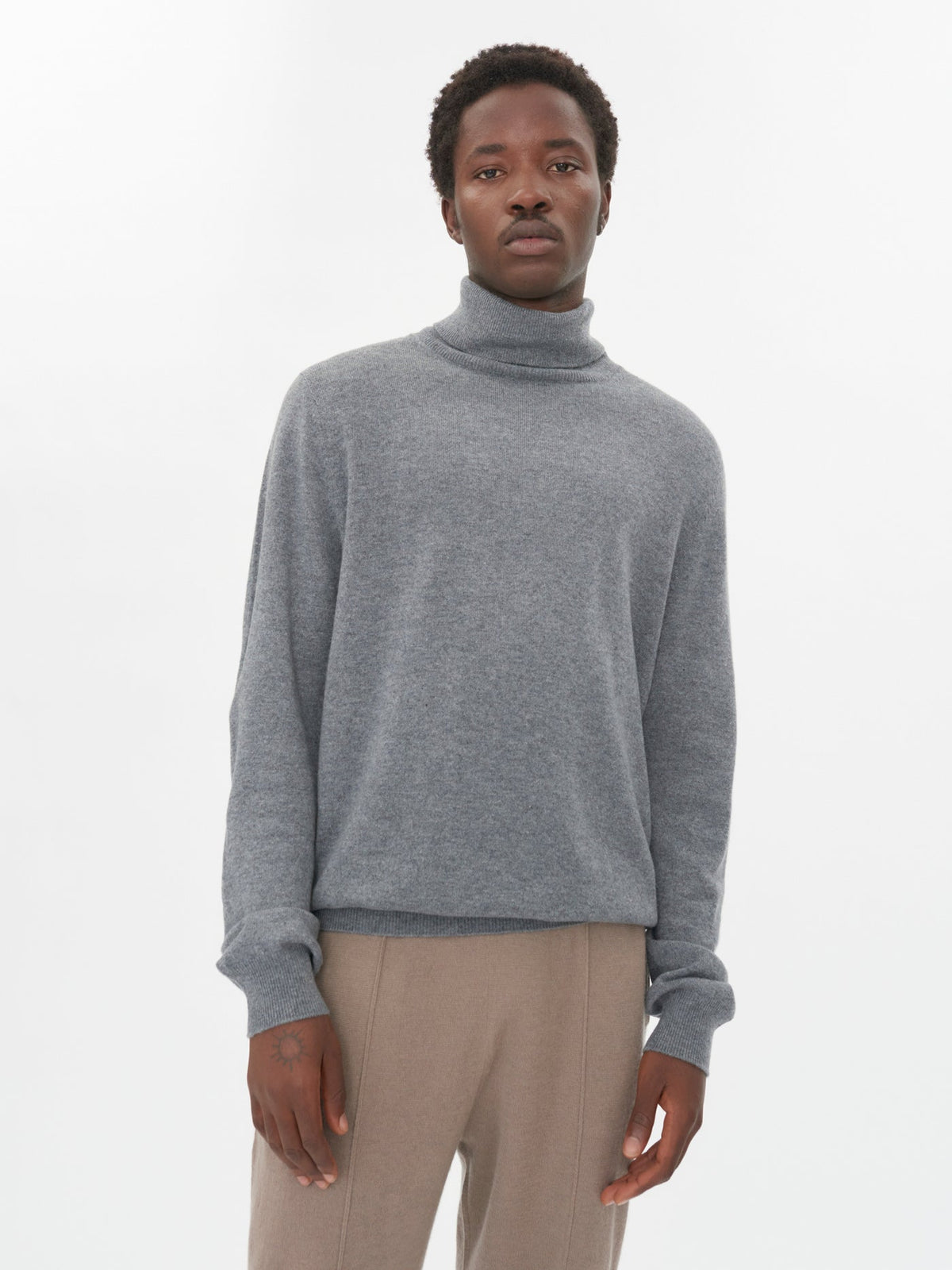 Essential Turtleneck Cashmere Sweater — Gray
