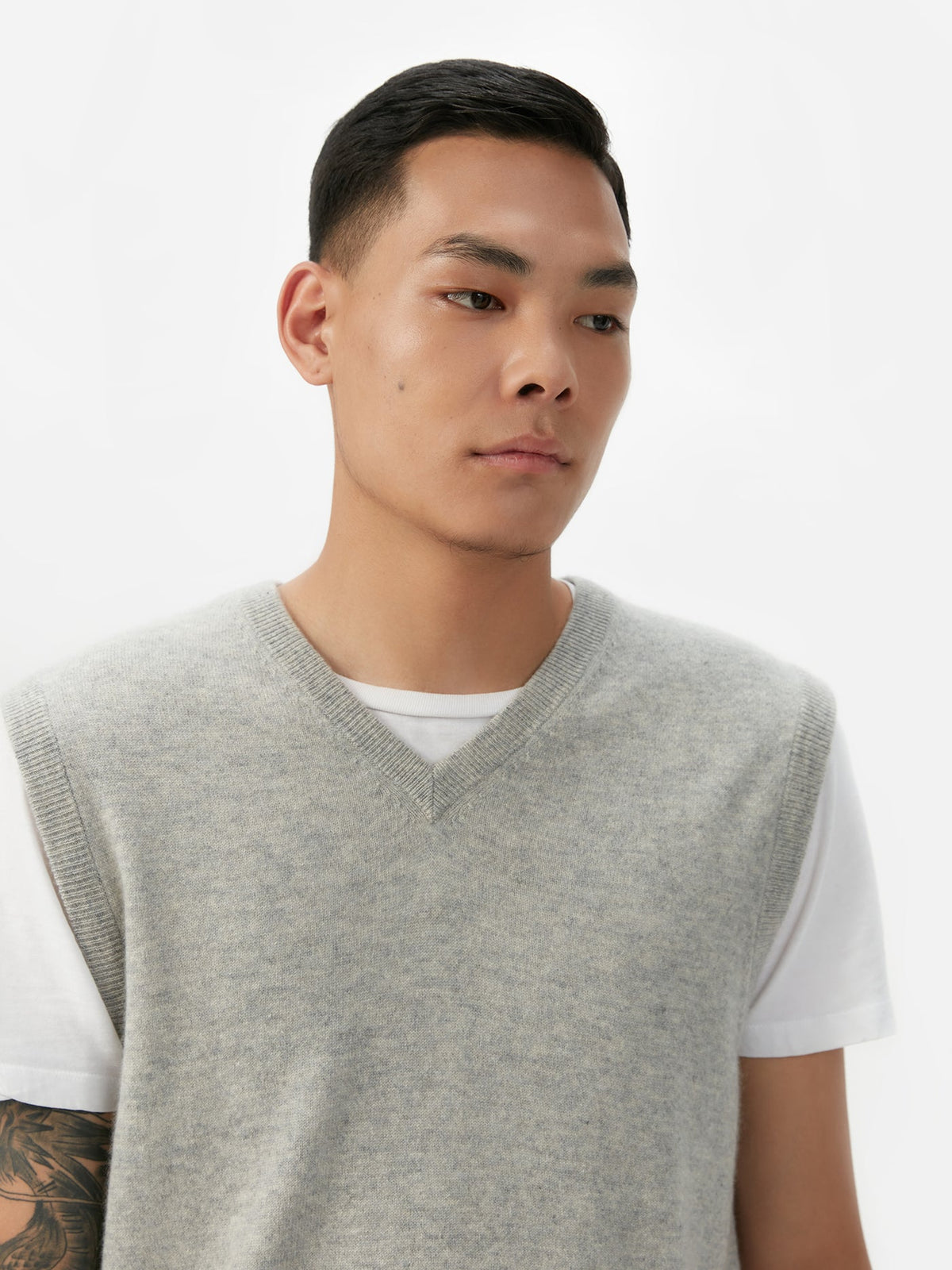 Essential Natural Color V-neck Cashmere Vest — Steel Silver