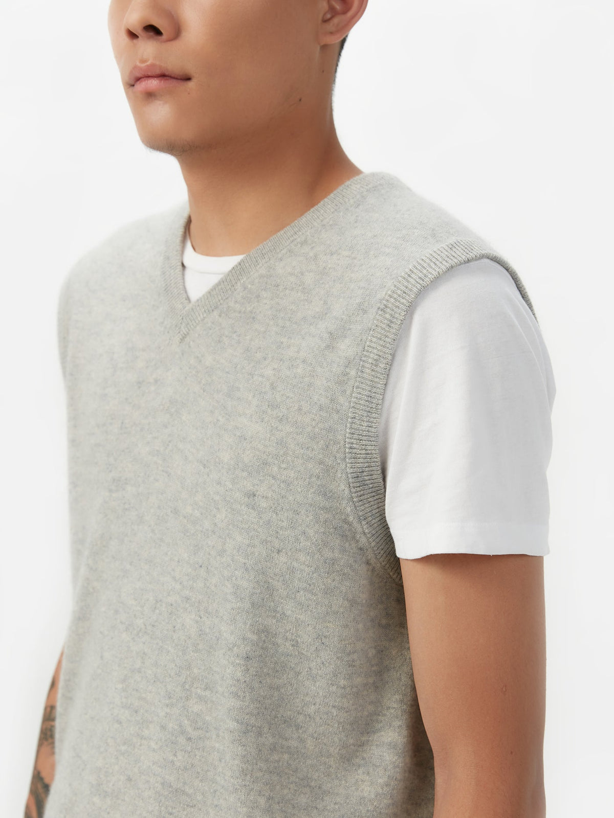 Essential Natural Color V-neck Cashmere Vest — Steel Silver
